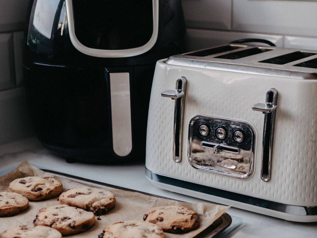 Airfryer noir et grille-pain dans une cuisine