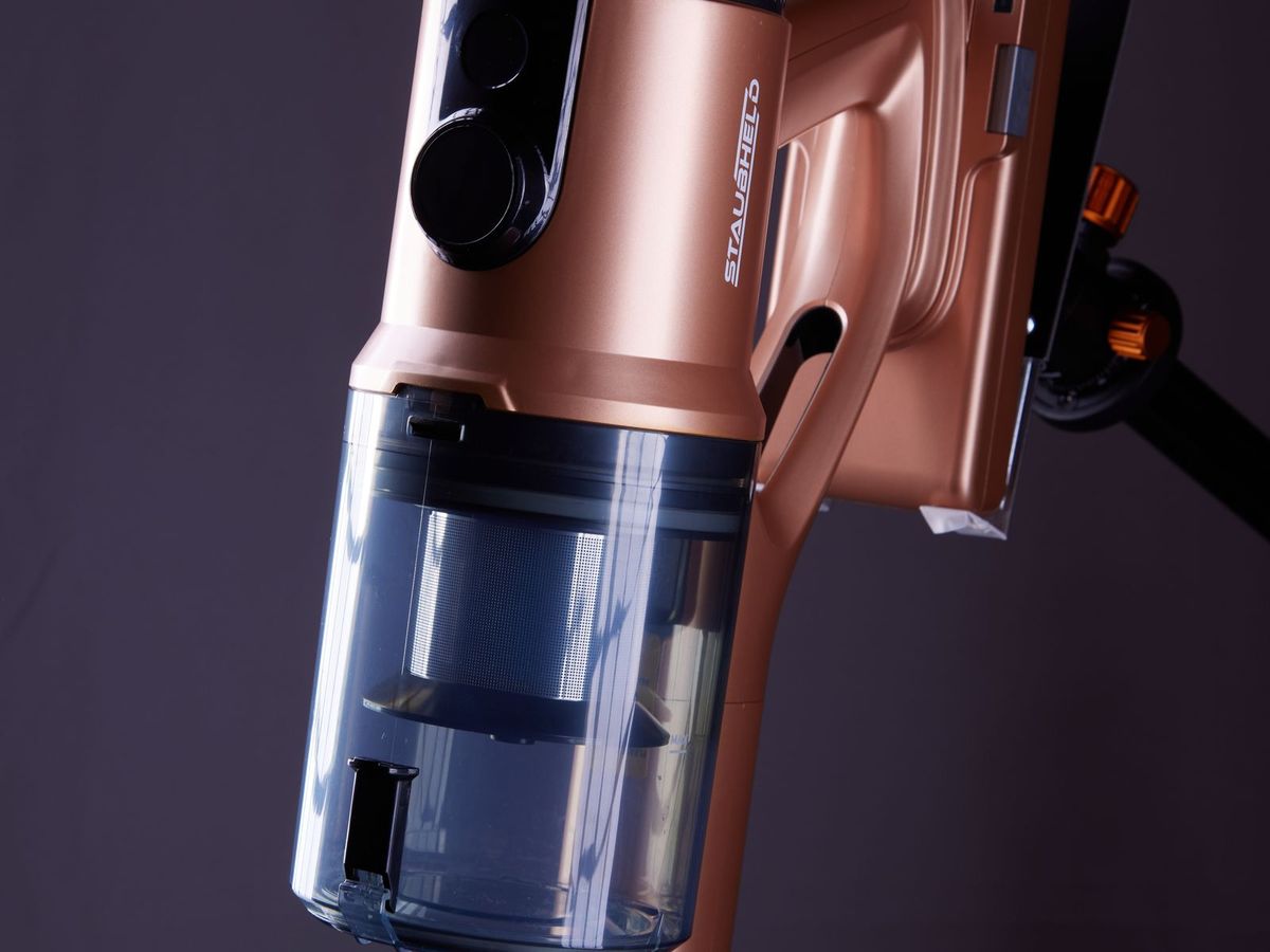 Aspirateur-balai sans fil rose sur fond sombre