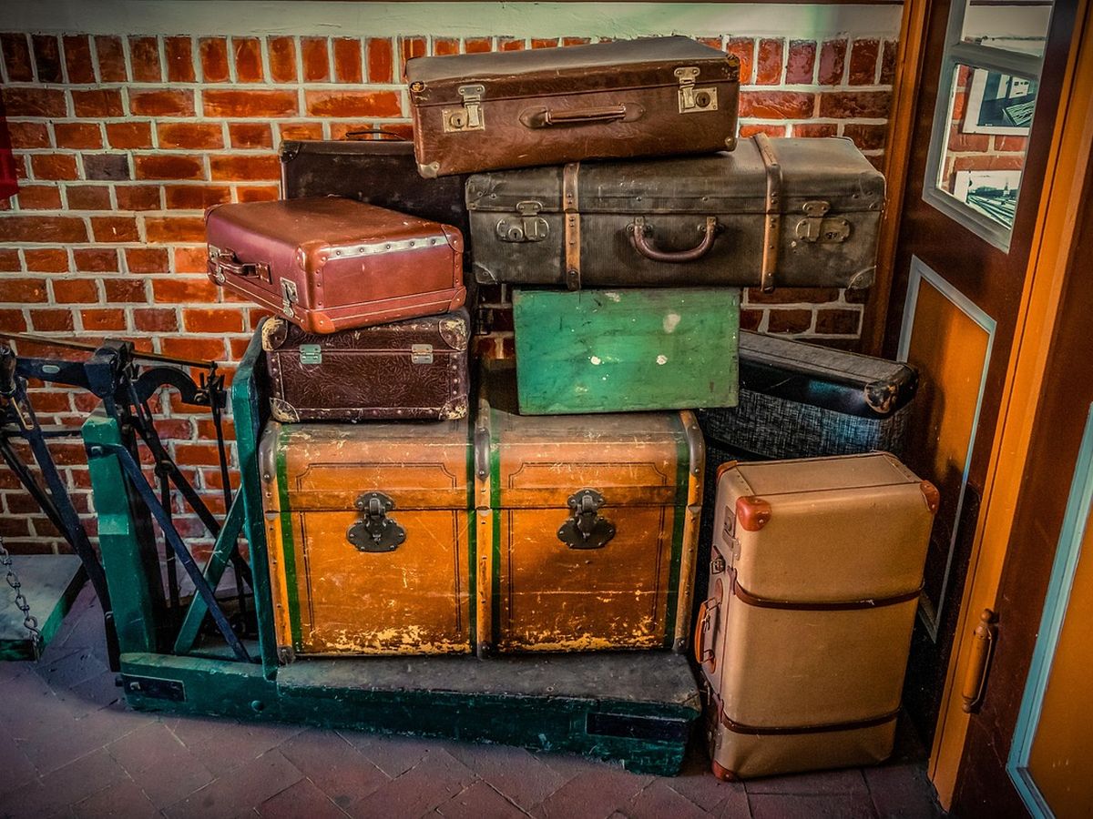 Valises anciennes posées sur une balance à bagages