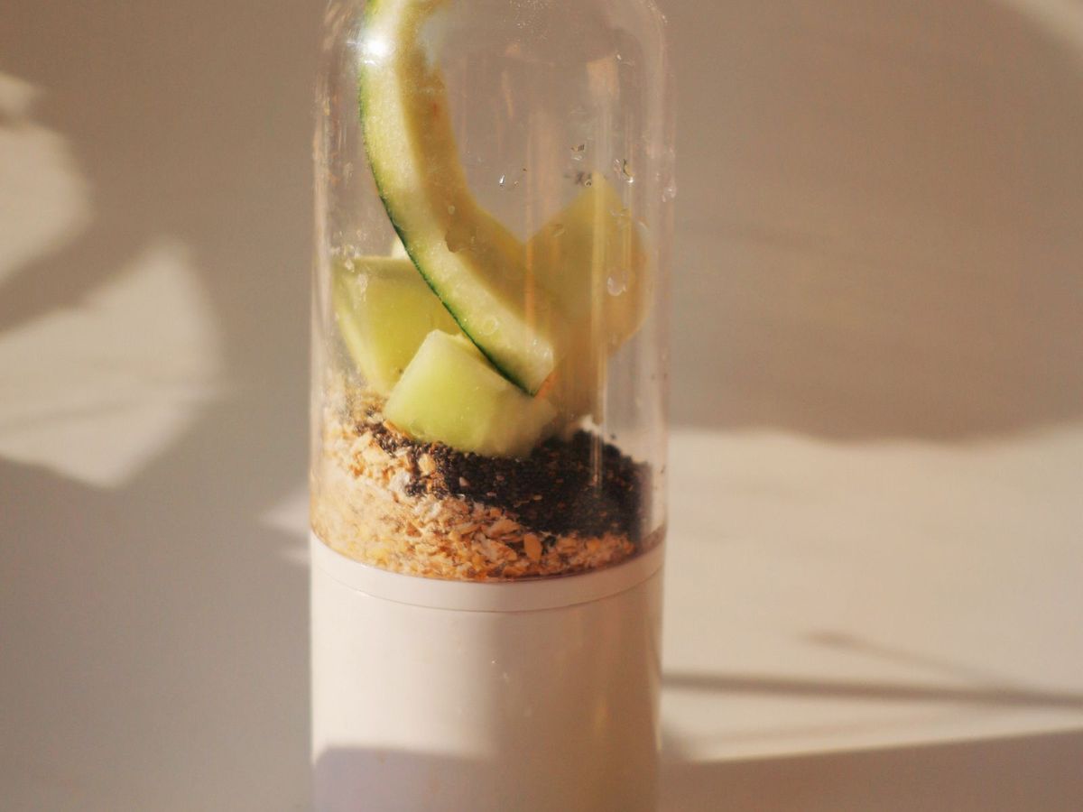 Blender portable rempli de fruits et de graines