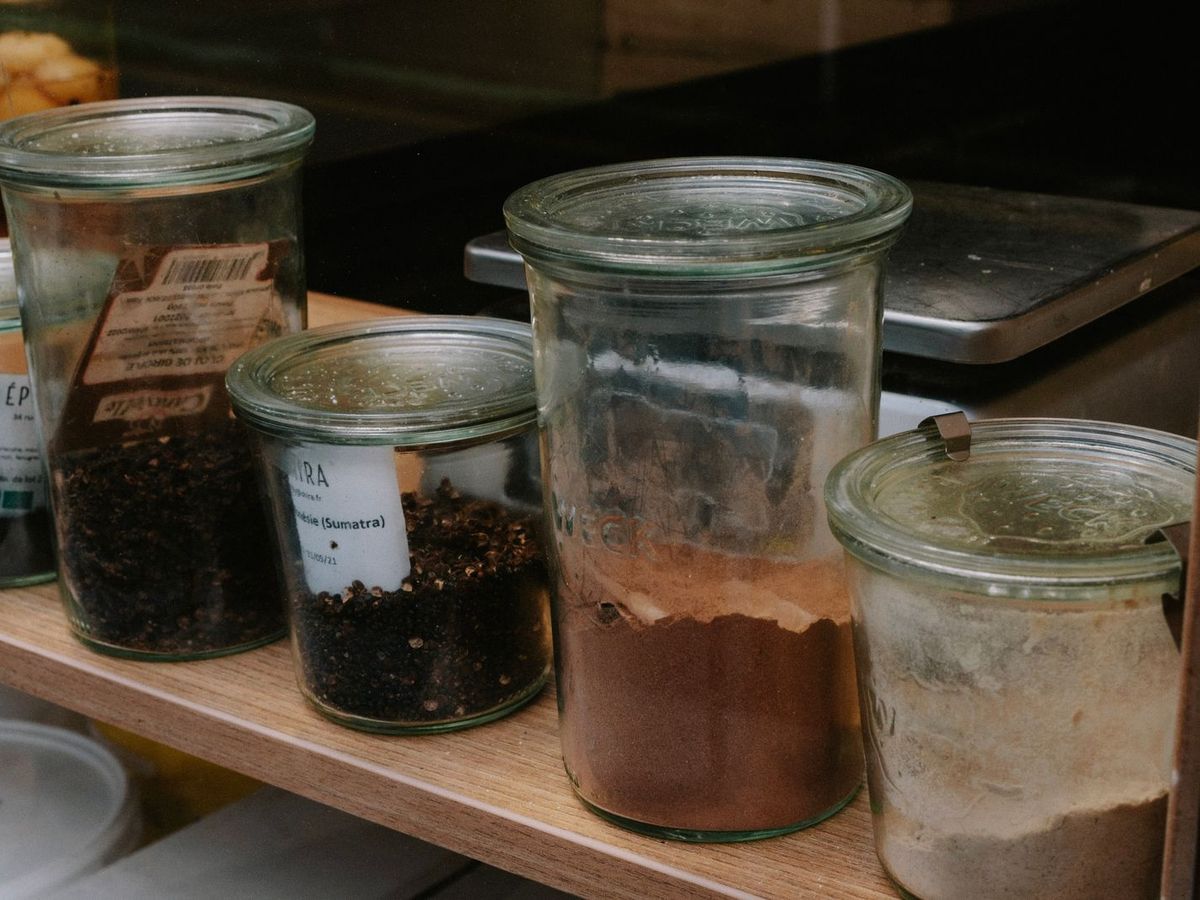 Pots en verre remplis d’épices sur une étagère