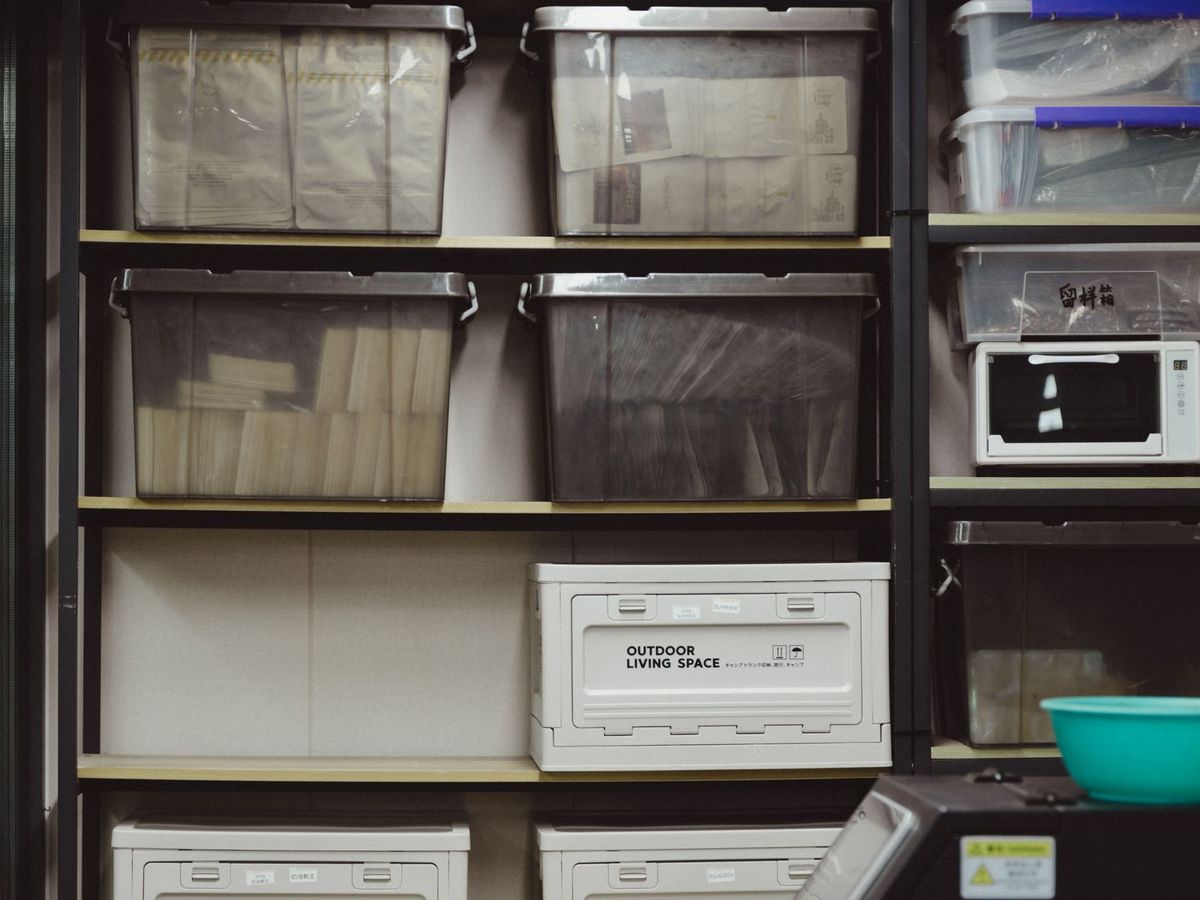 Étagères remplies de boîtes de rangement transparentes