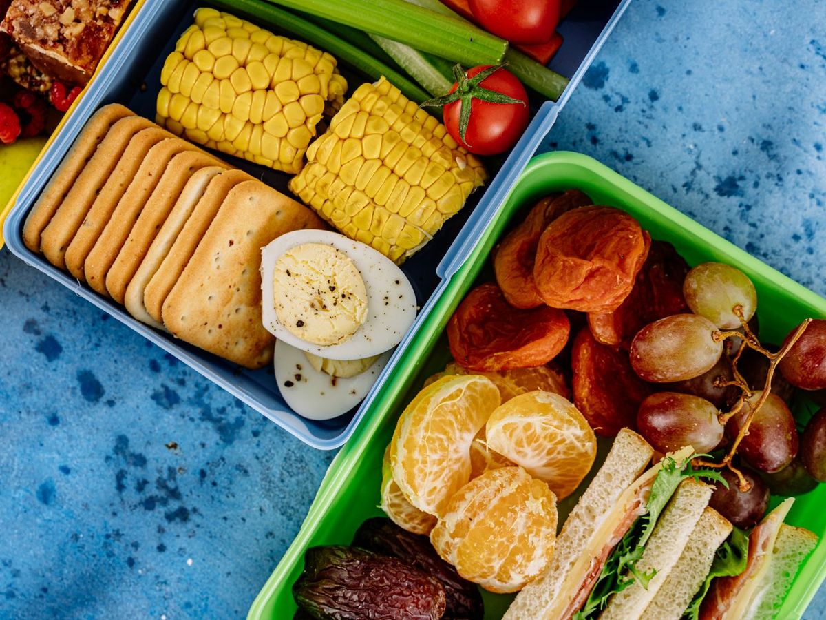 Boîtes repas colorées remplies de fruits et de légumes