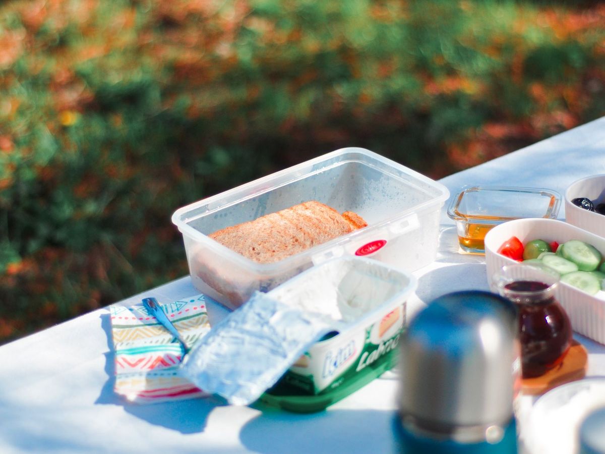 Déjeuner et thermos préparés sur une table de pique-nique