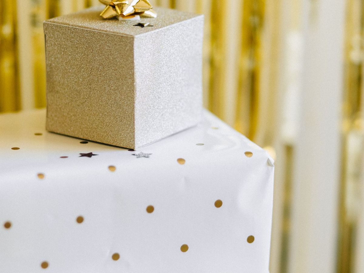 Boîte cadeau dorée sur une table de fête