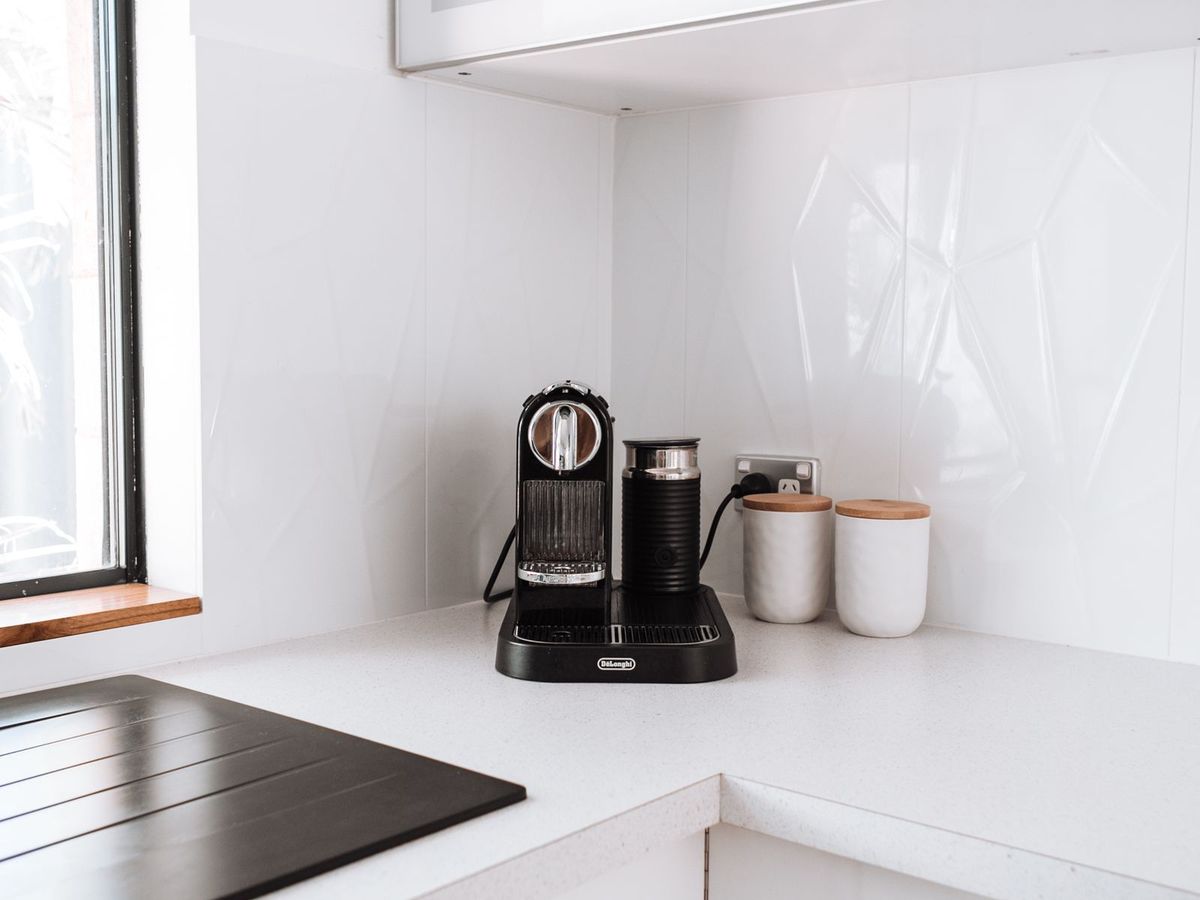 Cafetière filtre noire sur un plan de travail blanc