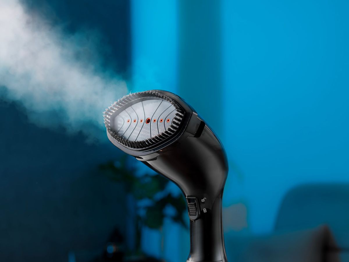 Défroisseur vapeur compact devant un fond bleu