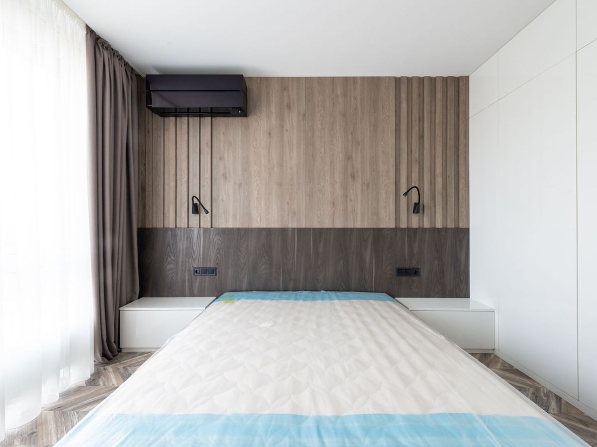 Lit et matelas dans une chambre minimaliste