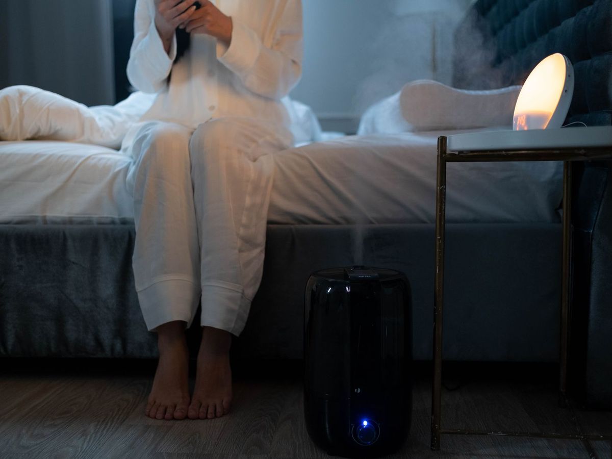 Humidificateur diffusant une brume près d’un lit