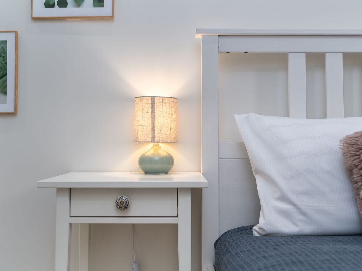 Lampe allumée sur une table de chevet
