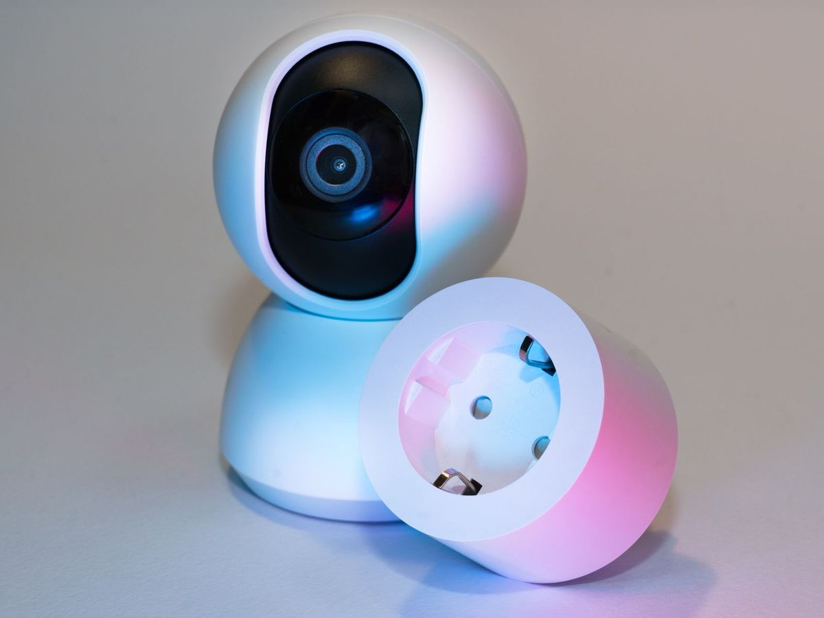 Prises et caméras connectées posées sur un bureau