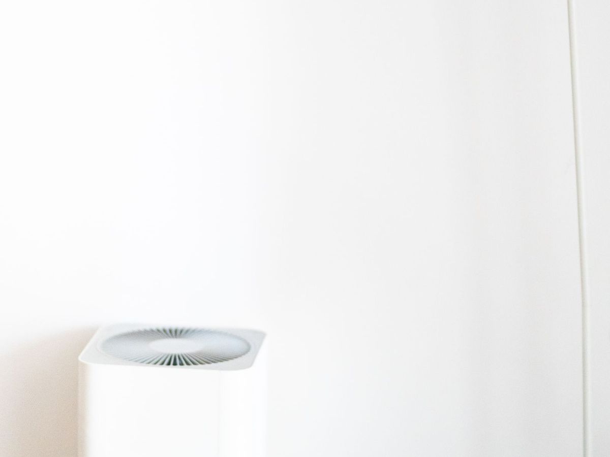 Purificateur d’air blanc près d’un lampadaire