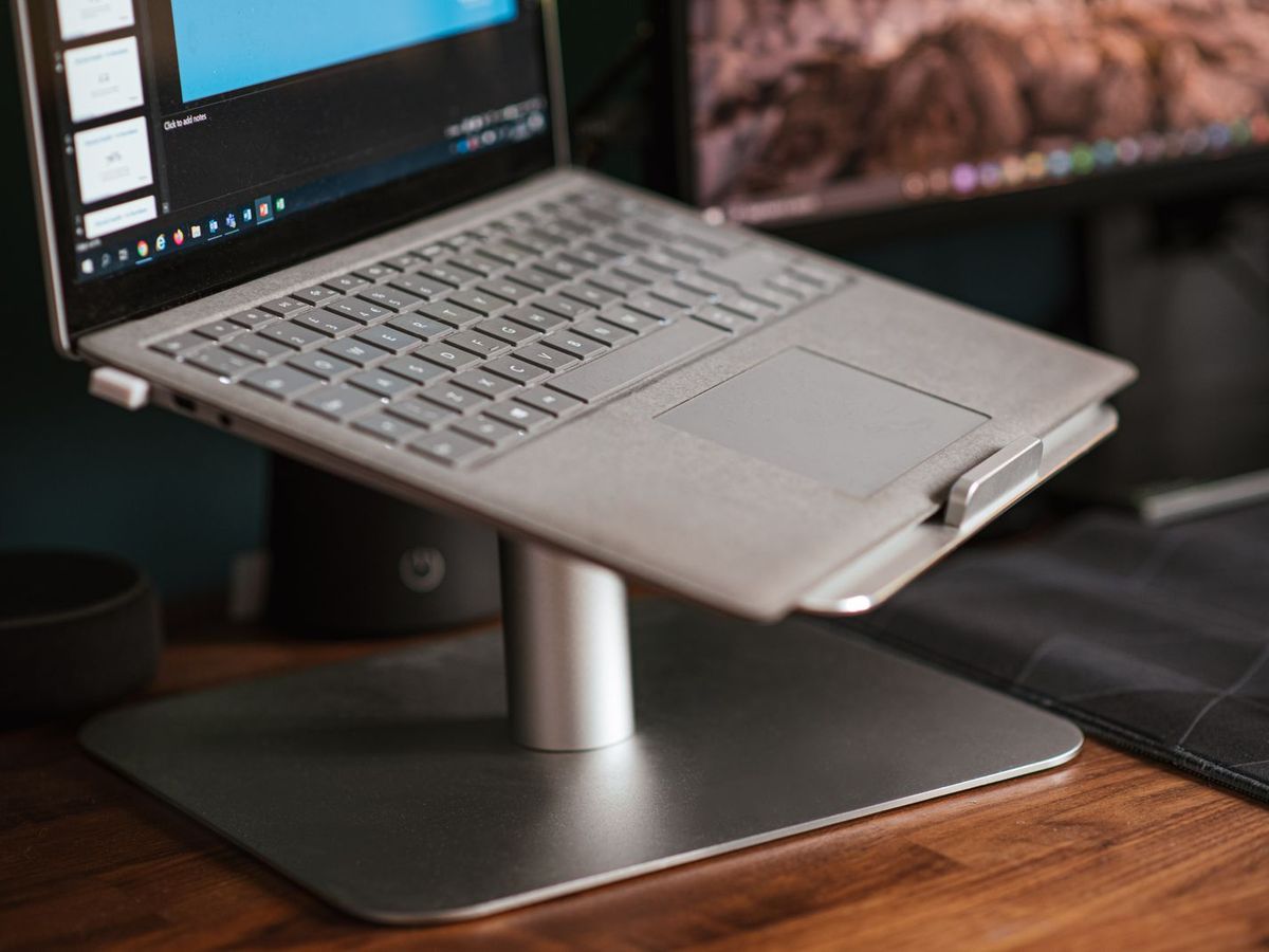 Ordinateur portable posé sur un support de bureau